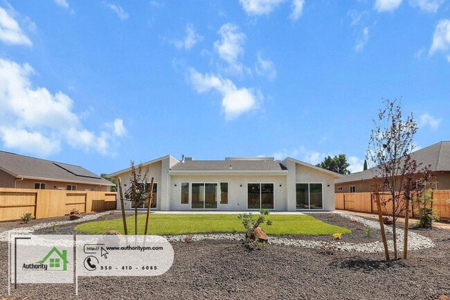 Building Photo - 2856 River Dr