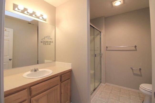 Building Photo - 3 Bedroom, 3.5 Bath Townhome in West Pasco