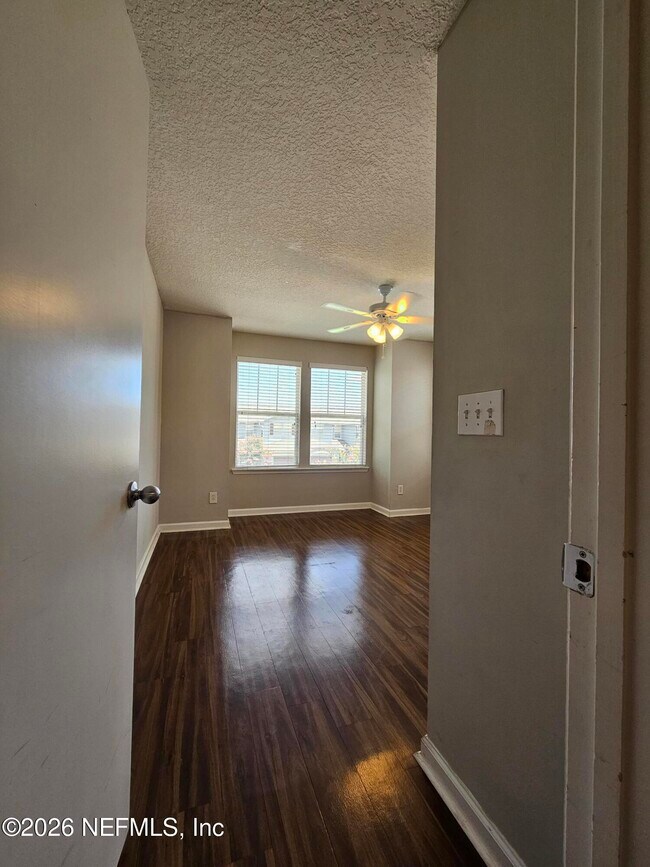 Building Photo - 2334 Sunset Bluff Dr