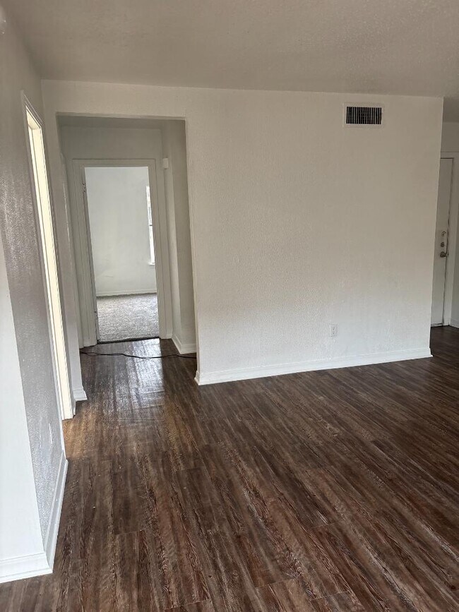 Building Photo - 1812 Meadowgreen Dr