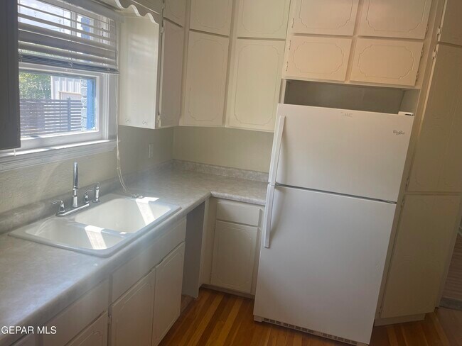 Building Photo - 609 E Robinson Ave
