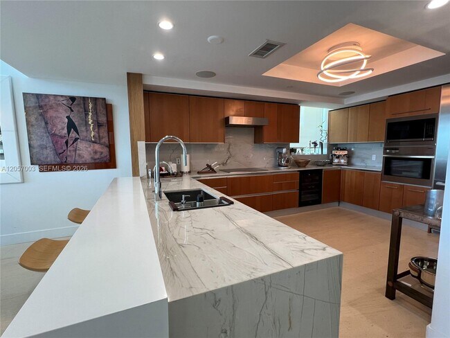 Building Photo - 1331 Brickell Bay Dr