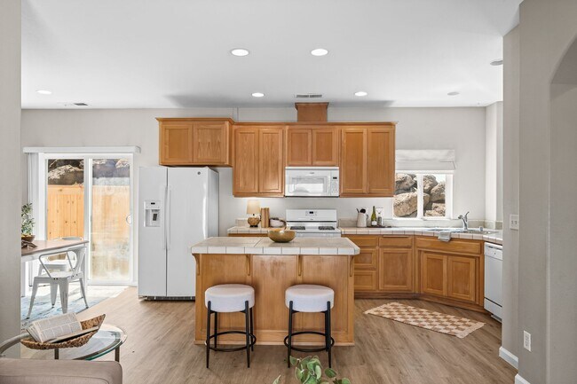 Building Photo - 1459 Yosemite Dr