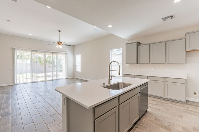 Building Photo - Beautiful and Spacious Single-Level Family...