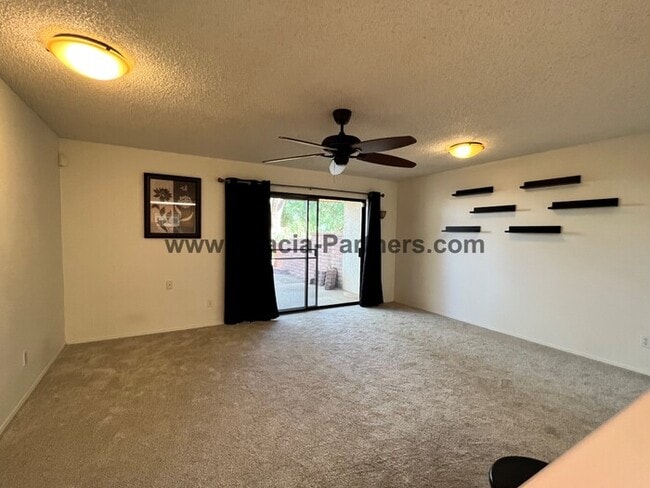 Building Photo - Three Bedroom Townhome in Coronado Ridge