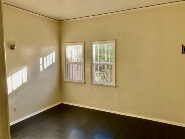 Building Photo - 1022 W 64th St