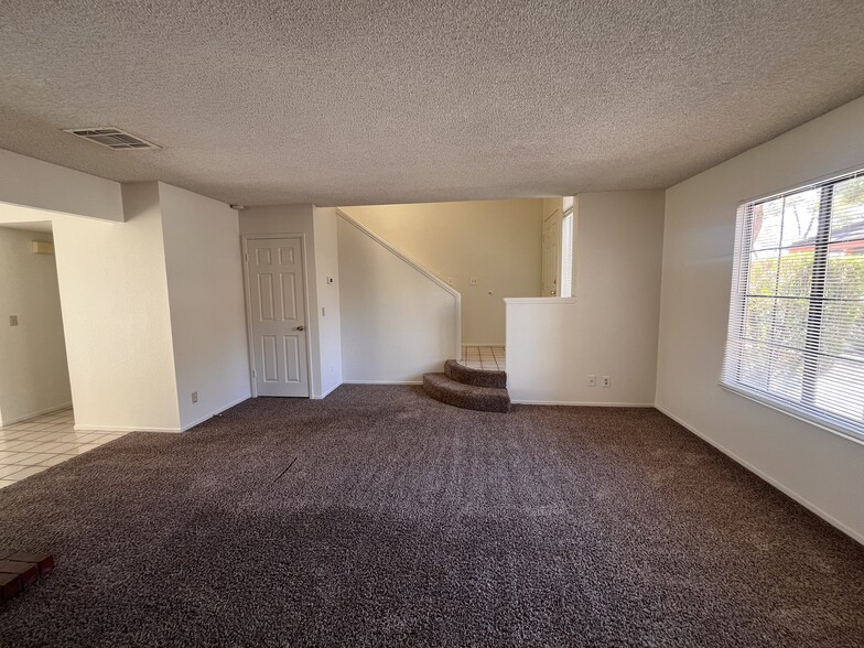 Building Photo - 2448 Pickwick Dr