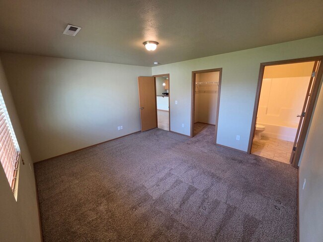 Building Photo - Tschirley  CT Duplex