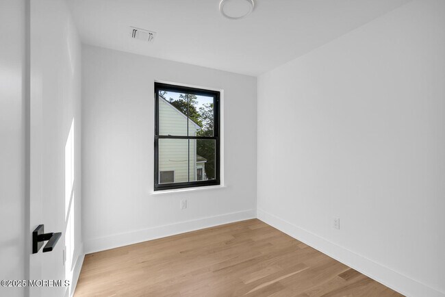 Building Photo - 514 River Rd