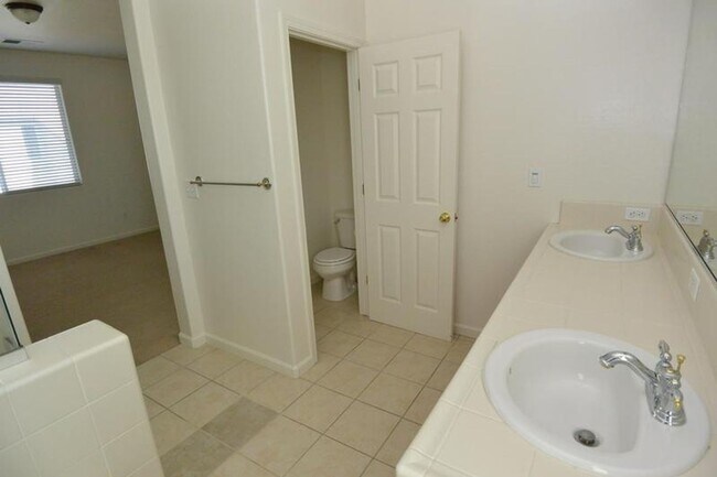 Building Photo - 3204 N Kayenta St