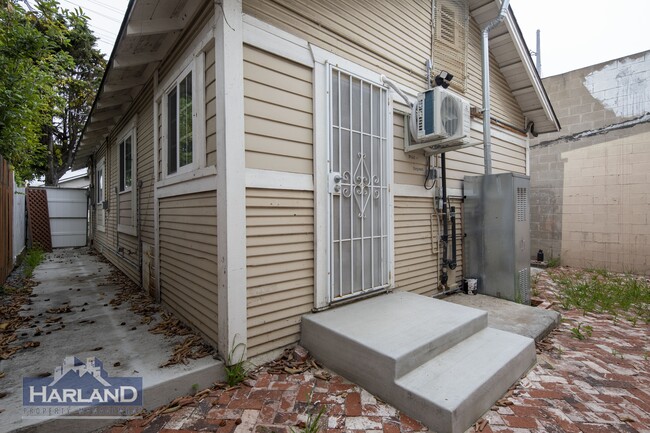 Building Photo - 1032 S Evans St