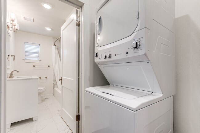 Building Photo - McILVAINE DUPLEX