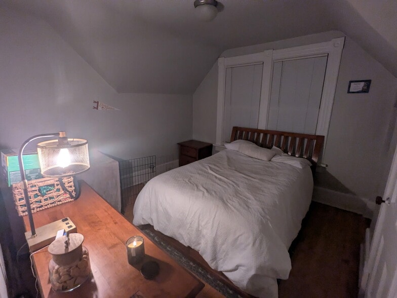 Building Photo - 2247A N. Summit Ave