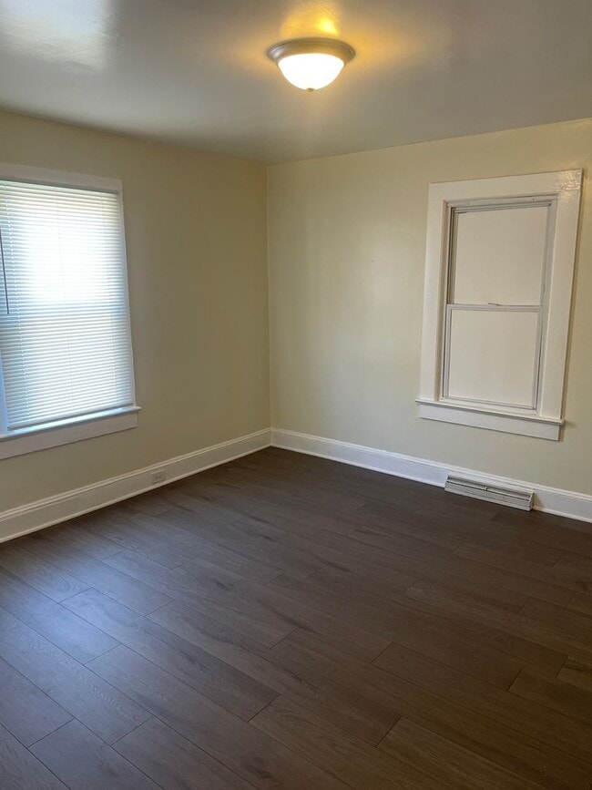 Building Photo - 1320 Marne St