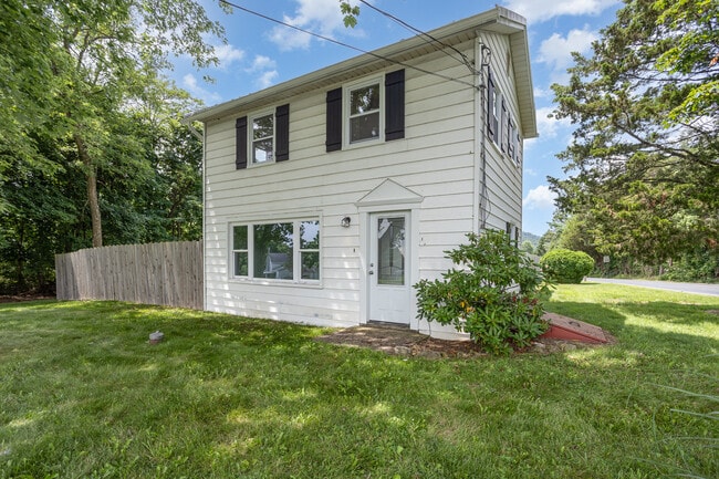 Building Photo - 1645 Roundtop Rd