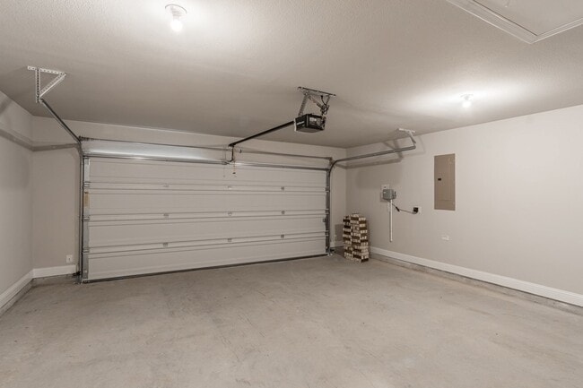 Building Photo - 5917 Bellflower Dr