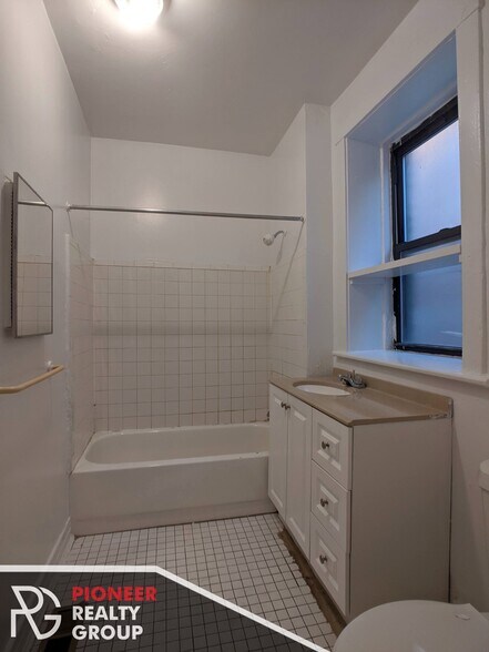 Building Photo - 812 W Waveland Ave