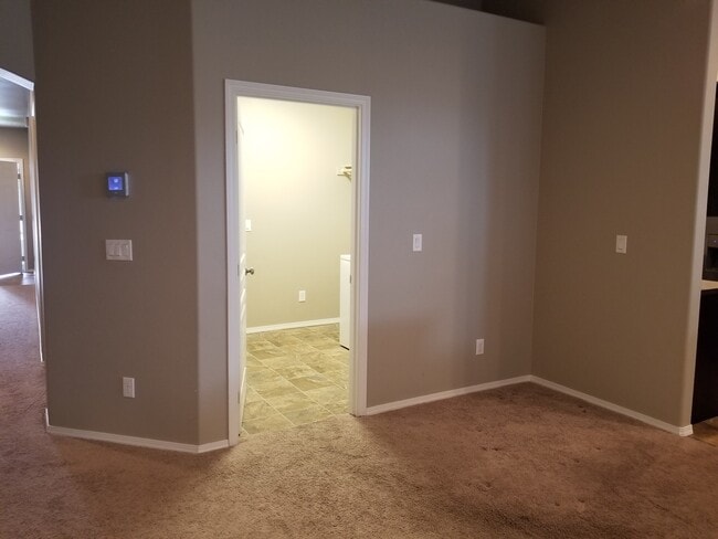 Building Photo - Single level home with 4 bedrooms and open floor plan UNFURNISHED