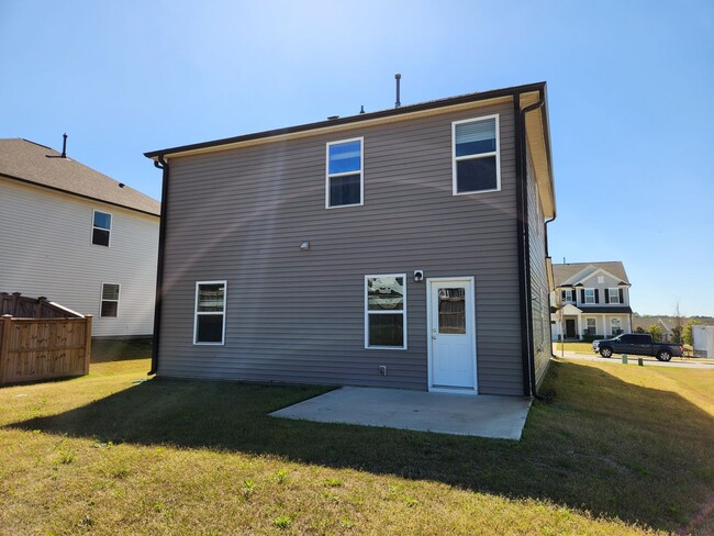 Building Photo - 4 Bedroom For rent