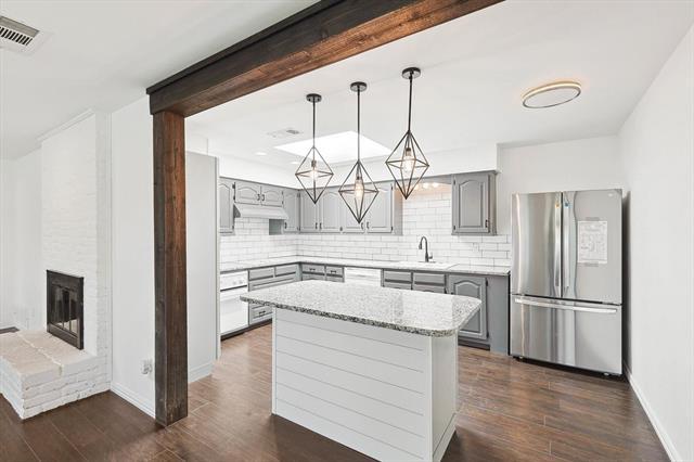 Building Photo - 2201 Jamestown Ct