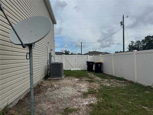 Building Photo - 256 Begonia Ln