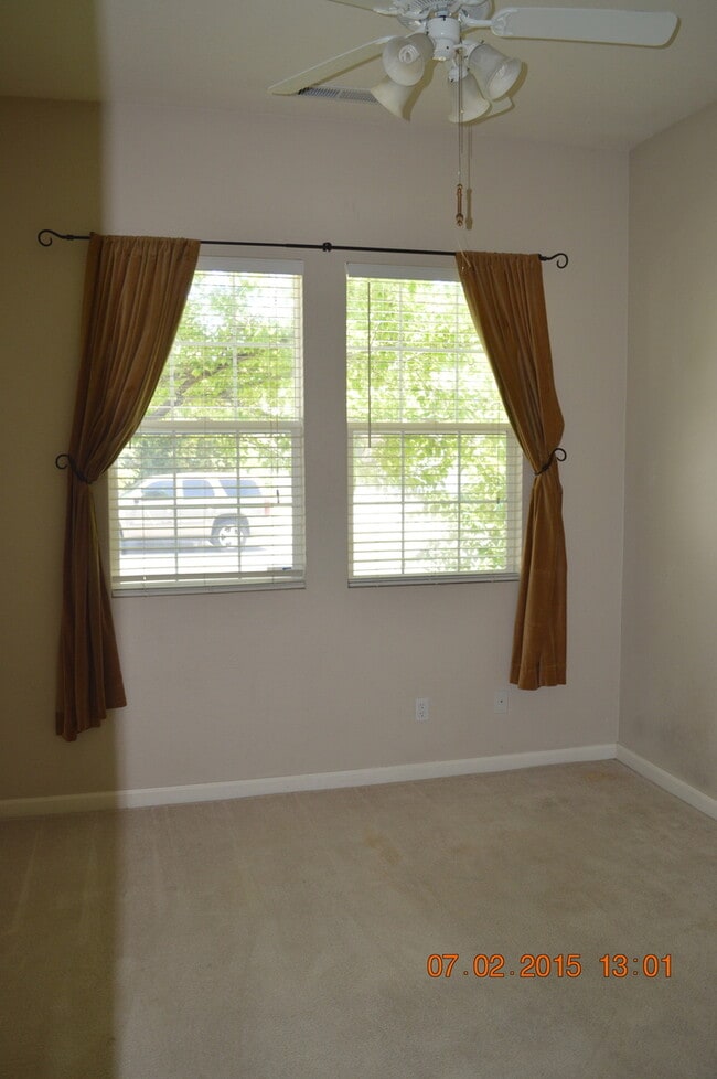 Building Photo - 3 Bedroom, 2 bath home in Highly Sought After Winfield Springs