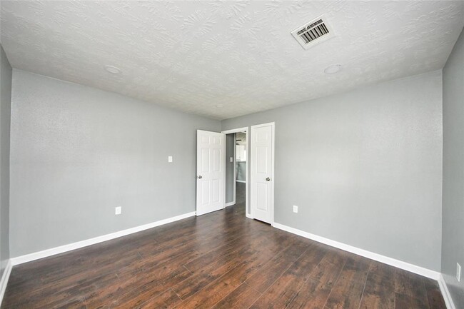 Building Photo - 2802 Bringhurst St
