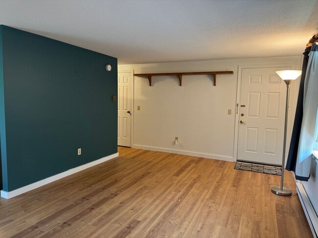 Building Photo - 2 bedroom condo 3.5 miles from Dartmouth