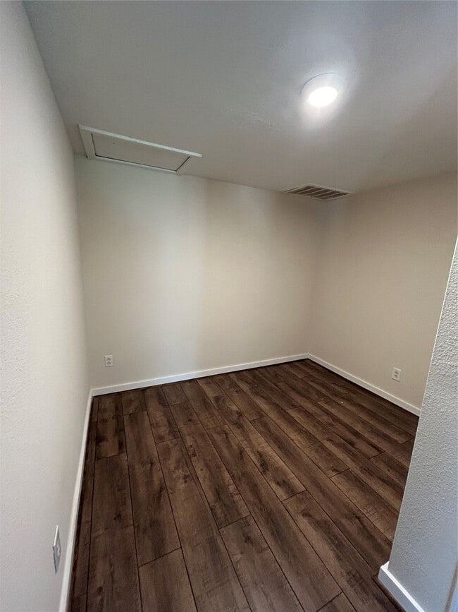 Building Photo - 5822 Edna St