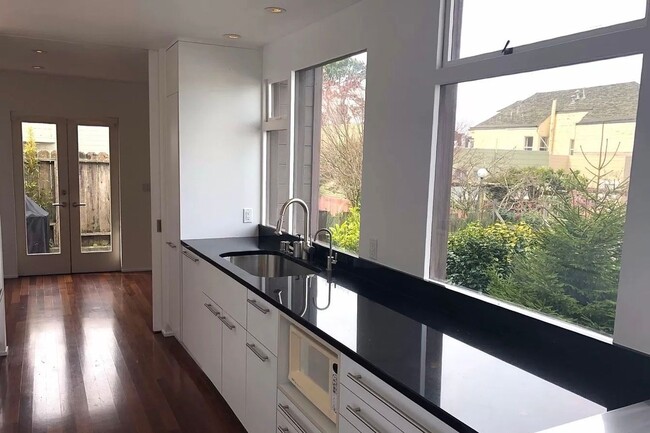 Building Photo - Tranquil & Spacious 2 BR|1 BA Condo in the Central Richmond District