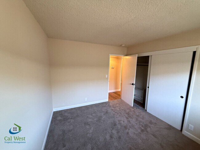 Building Photo - 5863/5865 Hillview Ave.