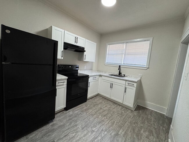Building Photo - 339 Duplex B 2/1