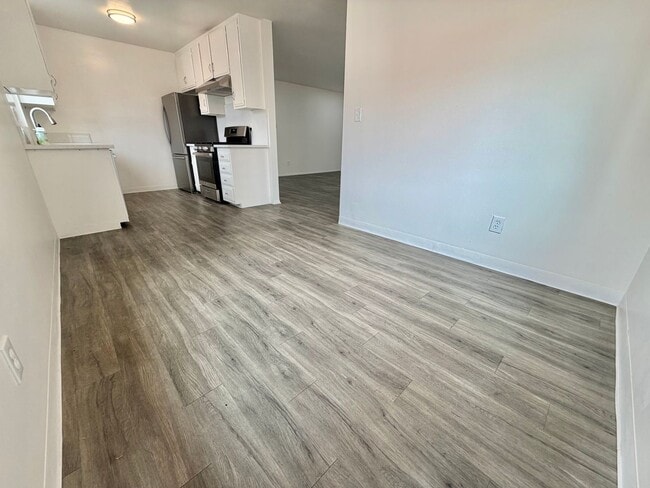Building Photo - Spacious 2BD with Private Laundry Room, Garage Parking & Private Entrance