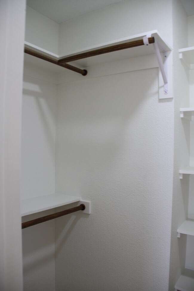 Building Photo - 608 Oak Dr