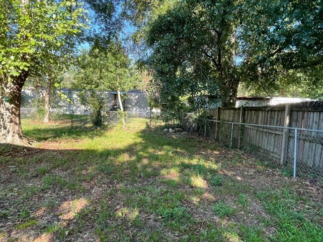 Building Photo - Three bedroom/2 Bath close to downtown Pra...