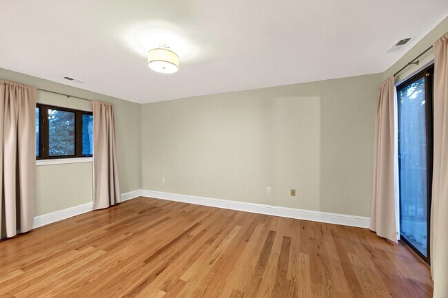 Building Photo - 745 Sagamore Dr
