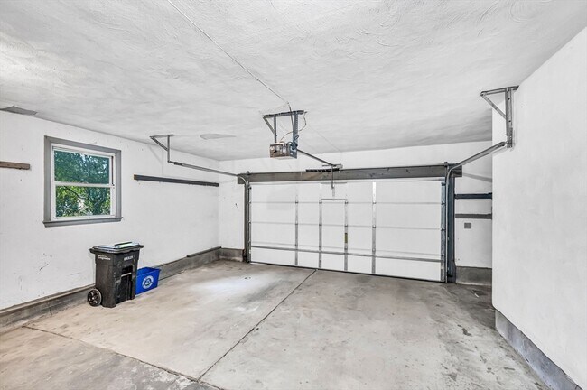 Building Photo - 557 Maple Rd