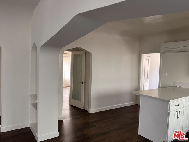 Building Photo - 1325 S Rimpau Blvd