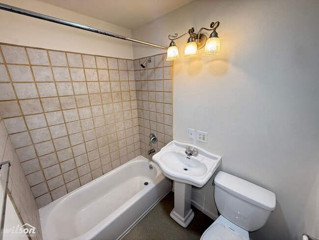 Building Photo - Spacious 3bd | 1ba House near Nob Hill Elementary School!