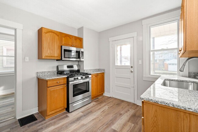 Building Photo - Stunning 3 bedroom home in Ambridge available August 1!