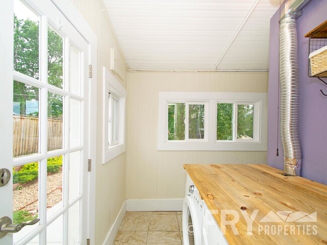 Building Photo - Classic bungalow with modern finishes in burgeoning Regis neighborhood.