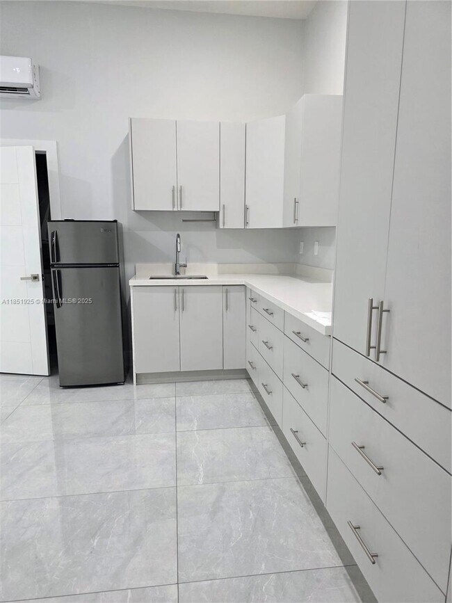 Building Photo - 81 S Royal Poinciana Blvd