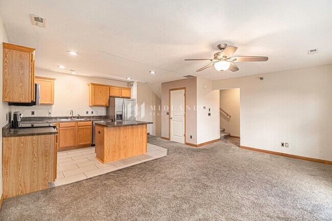 Building Photo - Southwest Omaha Townhome