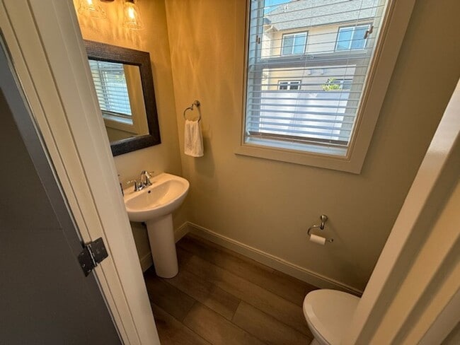 Building Photo - Available September 1, 3 bed 2.5 bath