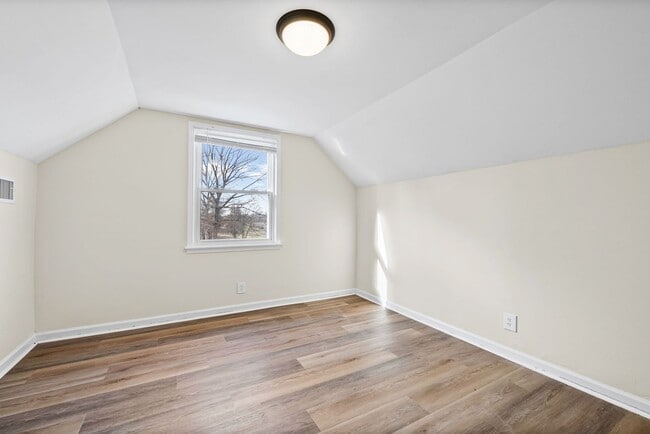 Building Photo - 564 Briarwood Dr