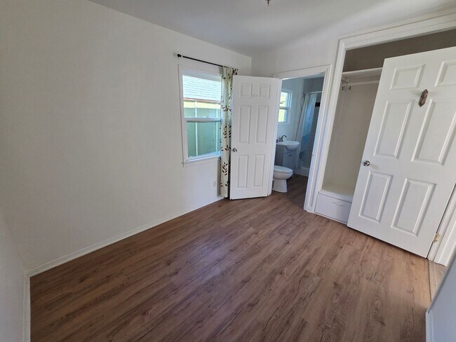 Building Photo - 1+1 Ventura Avenue, super cute 1+1 in rear duplex w/ yard