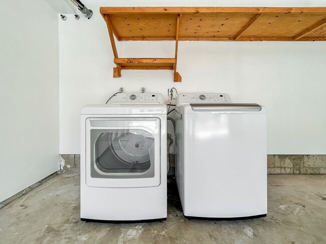 Building Photo - Beautiful 2BD/2.5BA Townhome W/ A/C and Attached Garage in Bay Ho!