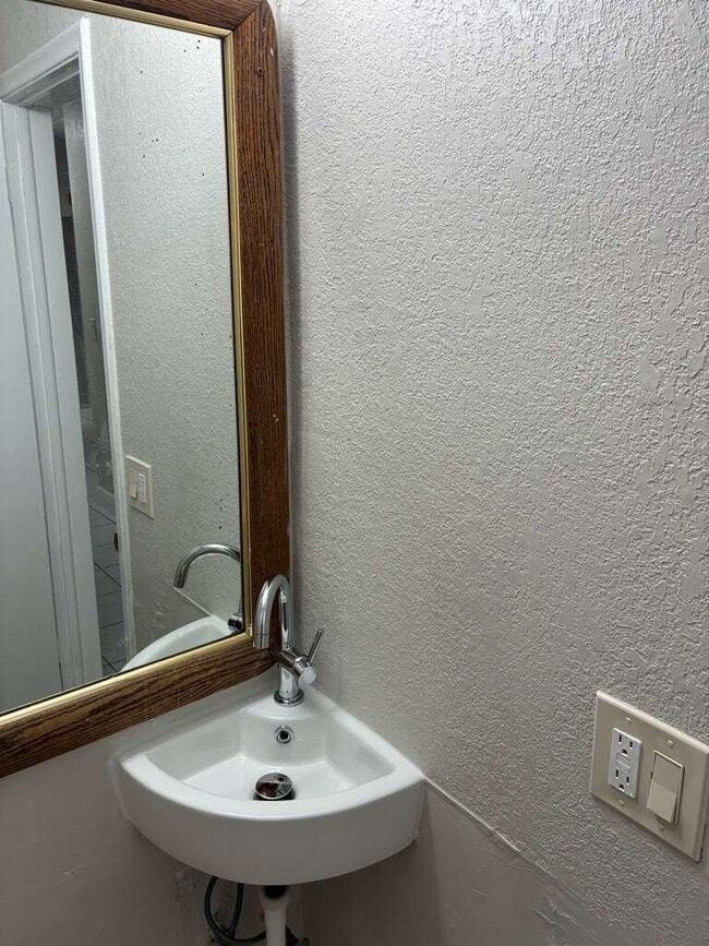 Building Photo - 1329 NW 8th Ave