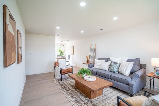 Building Photo - Charming Fully Remodeled 2 Bedroom, 1 Bath Duplex