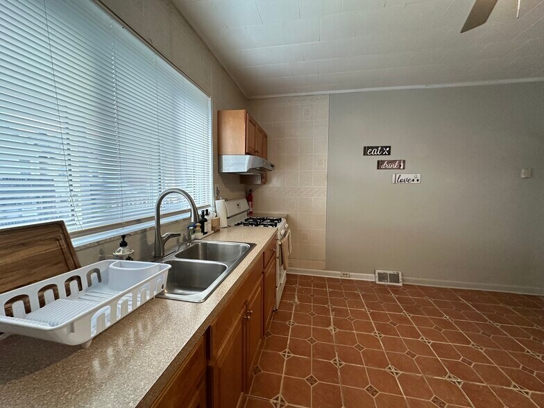 Building Photo - 324 Ella St